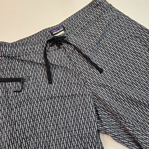 Patagonia Black White Geometric Board Shorts Men's Size‎ 30 9.5" Inseam Unlined - Picture 1 of 10